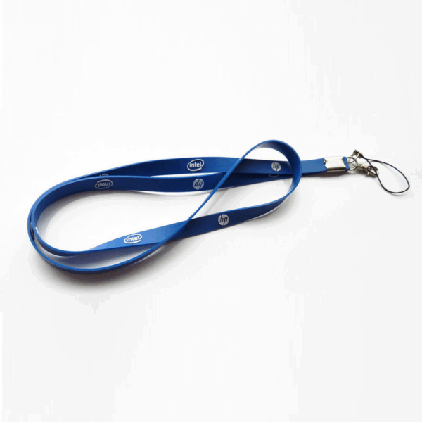 Nastro da collo in gomma personalizzato con logo in rilievo. Lanyard con stampa logo aziendale. PVC altezza 10 mm. Moschettone in zama standard.