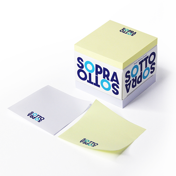 2 post-it e portapenne con astuccio gadget personalizzato in quadricromia. Logo aziendale e messaggio sono leggibili anche quando il brand reminder è girato sottosopra.